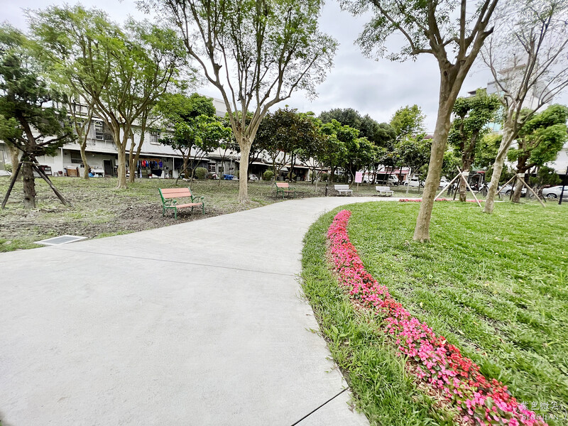 宜蘭縣羅東鎮羅東九號公園》船型木造親子共融遊樂場、草坪磨石子溜滑梯、圓頂體健設施、噴水池、鞦韆單槓遊戲場~免費景