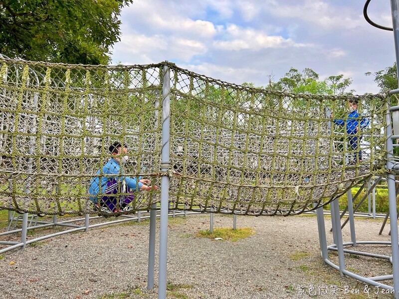 宜蘭縣宜蘭市宜蘭運動公園兒童遊戲區 ​》宜蘭運動公園戰艦溜滑梯，機器人鞦韆、大榕樹、大草坪、大砂池真好玩