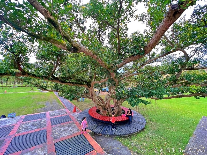 宜蘭縣宜蘭市宜蘭運動公園兒童遊戲區 ​》宜蘭運動公園戰艦溜滑梯，機器人鞦韆、大榕樹、大草坪、大砂池真好玩