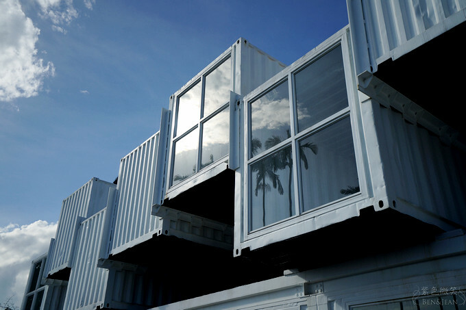 宜蘭縣礁溪鄉宜蘭台塑觀光工廠Herbelle》龍潭湖畔悠活園區，純白貨櫃景觀咖啡，順遊龍潭湖大溜滑梯、吃臭豆腐~玩