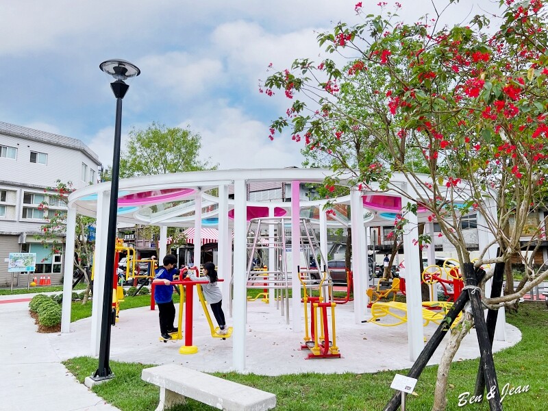 宜蘭縣羅東鎮羅東九號公園》船型木造親子共融遊樂場、草坪磨石子溜滑梯、圓頂體健設施、噴水池、鞦韆單槓遊戲場~免費景