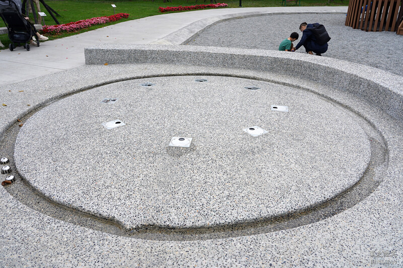 宜蘭縣羅東鎮羅東九號公園》船型木造親子共融遊樂場、草坪磨石子溜滑梯、圓頂體健設施、噴水池、鞦韆單槓遊戲場~免費景
