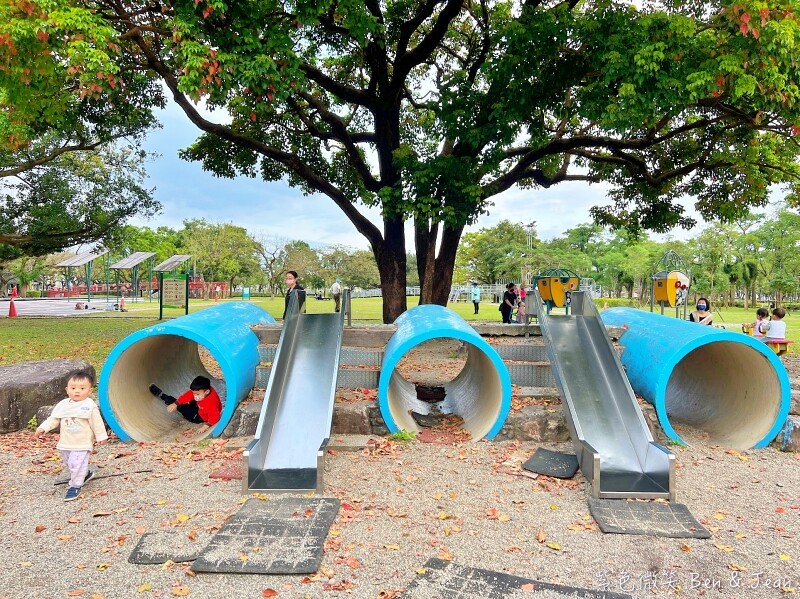 宜蘭縣宜蘭市宜蘭運動公園兒童遊戲區 ​》宜蘭運動公園戰艦溜滑梯，機器人鞦韆、大榕樹、大草坪、大砂池真好玩