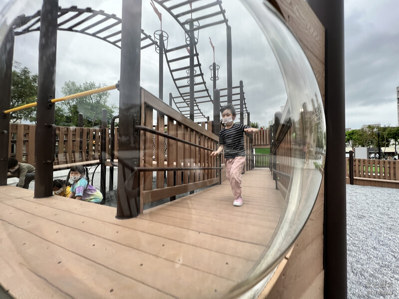 宜蘭縣羅東鎮羅東九號公園》船型木造親子共融遊樂場、草坪磨石子溜滑梯、圓頂體健設施、噴水池、鞦韆單槓遊戲場~免費景
