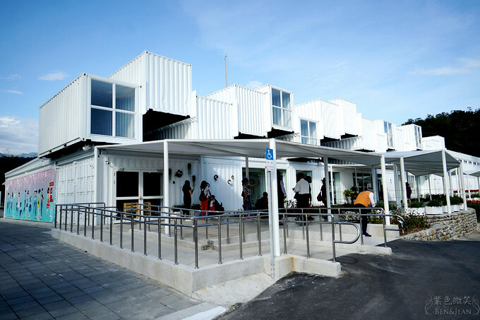 宜蘭縣礁溪鄉宜蘭台塑觀光工廠Herbelle》龍潭湖畔悠活園區，純白貨櫃景觀咖啡，順遊龍潭湖大溜滑梯、吃臭豆腐~玩