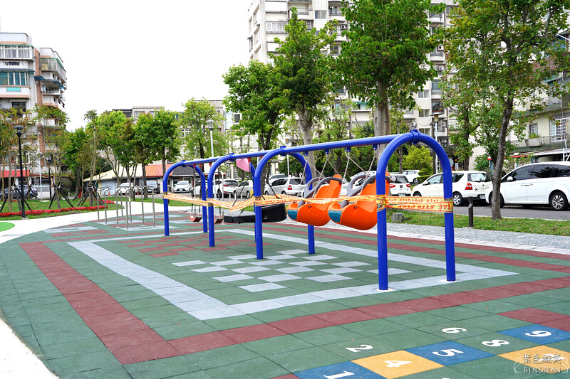 宜蘭縣羅東鎮羅東九號公園》船型木造親子共融遊樂場、草坪磨石子溜滑梯、圓頂體健設施、噴水池、鞦韆單槓遊戲場~免費景