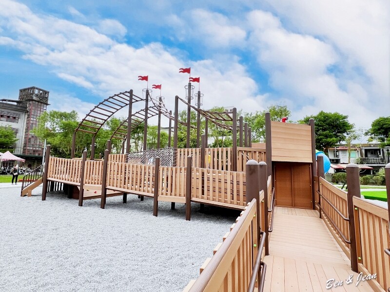 宜蘭縣羅東鎮羅東九號公園》船型木造親子共融遊樂場、草坪磨石子溜滑梯、圓頂體健設施、噴水池、鞦韆單槓遊戲場~免費景