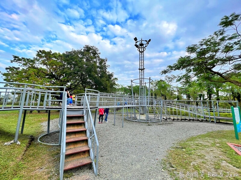 宜蘭縣宜蘭市宜蘭運動公園兒童遊戲區 ​》宜蘭運動公園戰艦溜滑梯，機器人鞦韆、大榕樹、大草坪、大砂池真好玩