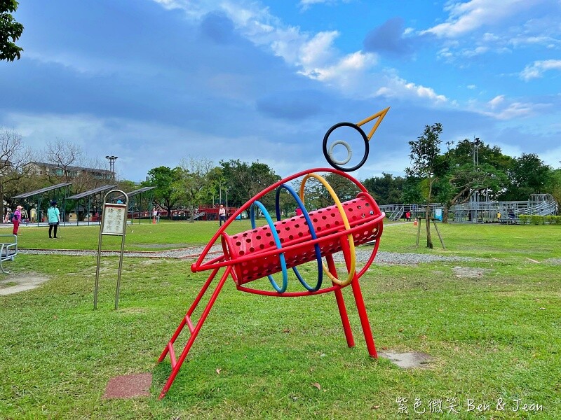 宜蘭縣宜蘭市宜蘭運動公園兒童遊戲區 ​》宜蘭運動公園戰艦溜滑梯，機器人鞦韆、大榕樹、大草坪、大砂池真好玩