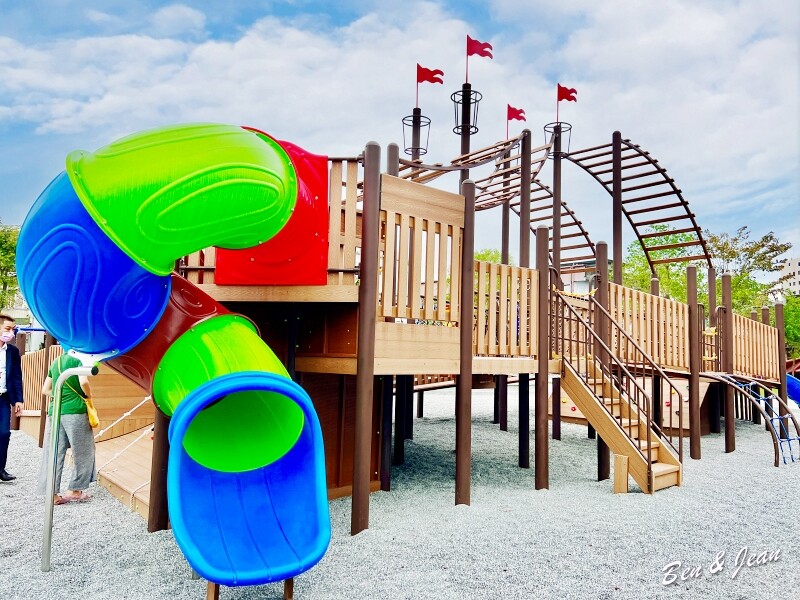 宜蘭縣羅東鎮羅東九號公園》船型木造親子共融遊樂場、草坪磨石子溜滑梯、圓頂體健設施、噴水池、鞦韆單槓遊戲場~免費景