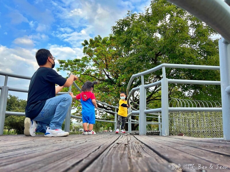 宜蘭縣宜蘭市宜蘭運動公園兒童遊戲區 ​》宜蘭運動公園戰艦溜滑梯，機器人鞦韆、大榕樹、大草坪、大砂池真好玩
