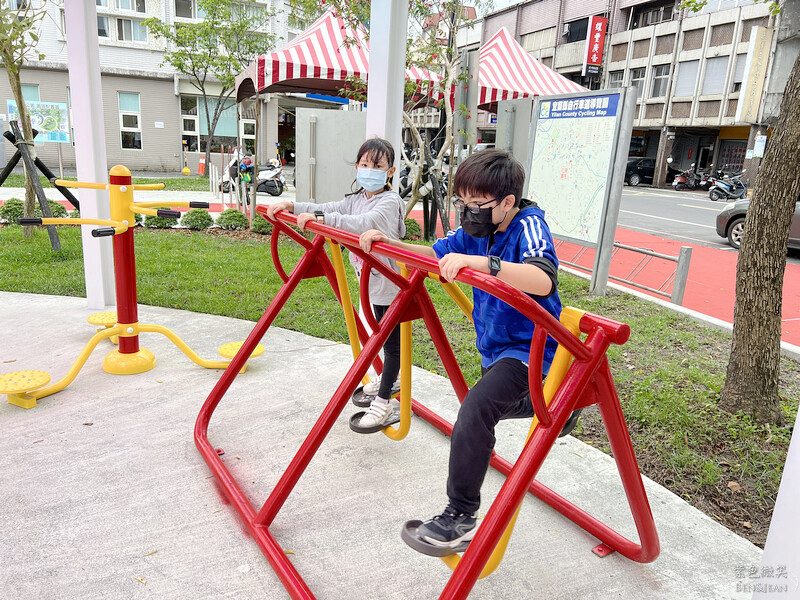 宜蘭縣羅東鎮羅東九號公園》船型木造親子共融遊樂場、草坪磨石子溜滑梯、圓頂體健設施、噴水池、鞦韆單槓遊戲場~免費景