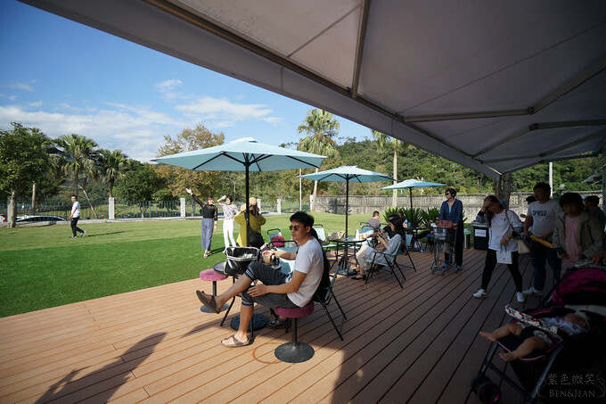 宜蘭縣礁溪鄉宜蘭台塑觀光工廠Herbelle》龍潭湖畔悠活園區，純白貨櫃景觀咖啡，順遊龍潭湖大溜滑梯、吃臭豆腐~玩