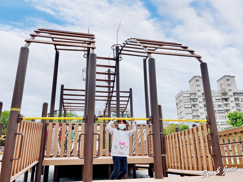 宜蘭縣羅東鎮羅東九號公園》船型木造親子共融遊樂場、草坪磨石子溜滑梯、圓頂體健設施、噴水池、鞦韆單槓遊戲場~免費景