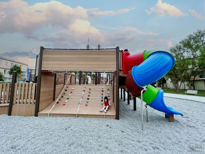 宜蘭縣羅東鎮羅東九號公園》船型木造親子共融遊樂場、草坪磨石子溜滑梯、圓頂體健設施、噴水池、鞦韆單槓遊戲場~免費景