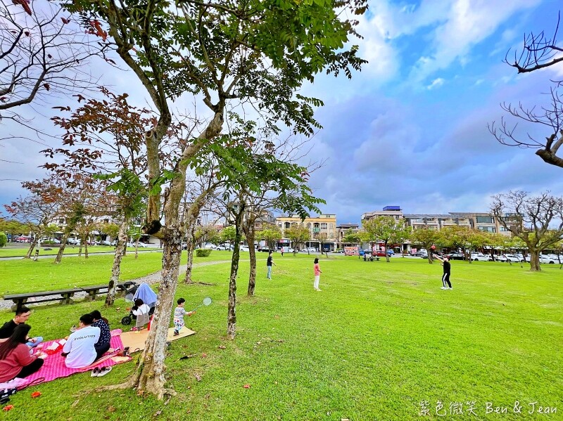 宜蘭縣宜蘭市宜蘭運動公園兒童遊戲區 ​》宜蘭運動公園戰艦溜滑梯，機器人鞦韆、大榕樹、大草坪、大砂池真好玩