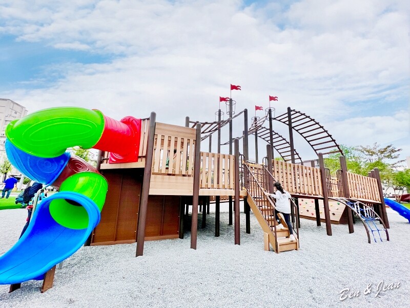 宜蘭縣羅東鎮羅東九號公園》船型木造親子共融遊樂場、草坪磨石子溜滑梯、圓頂體健設施、噴水池、鞦韆單槓遊戲場~免費景