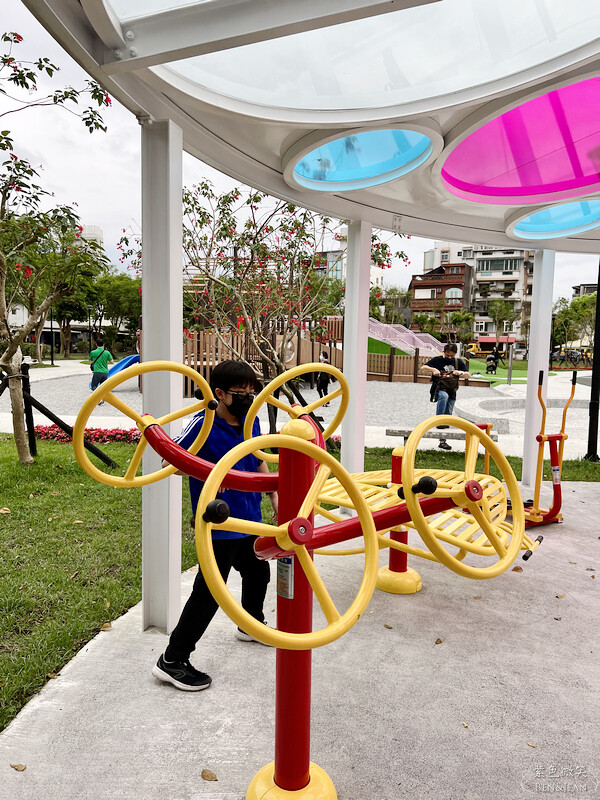 宜蘭縣羅東鎮羅東九號公園》船型木造親子共融遊樂場、草坪磨石子溜滑梯、圓頂體健設施、噴水池、鞦韆單槓遊戲場~免費景