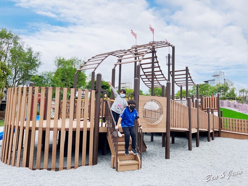 宜蘭縣羅東鎮羅東九號公園》船型木造親子共融遊樂場、草坪磨石子溜滑梯、圓頂體健設施、噴水池、鞦韆單槓遊戲場~免費景