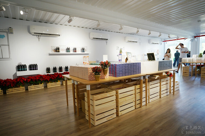 宜蘭縣礁溪鄉宜蘭台塑觀光工廠Herbelle》龍潭湖畔悠活園區，純白貨櫃景觀咖啡，順遊龍潭湖大溜滑梯、吃臭豆腐~玩