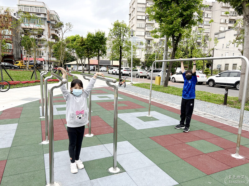 宜蘭縣羅東鎮羅東九號公園》船型木造親子共融遊樂場、草坪磨石子溜滑梯、圓頂體健設施、噴水池、鞦韆單槓遊戲場~免費景