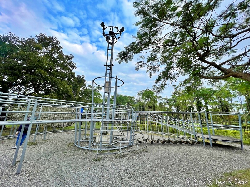 宜蘭縣宜蘭市宜蘭運動公園兒童遊戲區 ​》宜蘭運動公園戰艦溜滑梯，機器人鞦韆、大榕樹、大草坪、大砂池真好玩