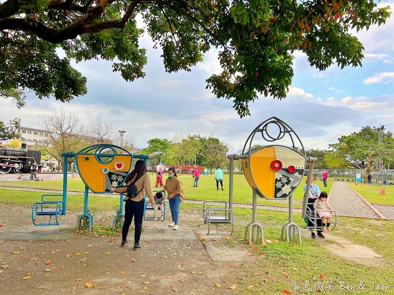 宜蘭縣宜蘭市宜蘭運動公園兒童遊戲區 ​》宜蘭運動公園戰艦溜滑梯，機器人鞦韆、大榕樹、大草坪、大砂池真好玩