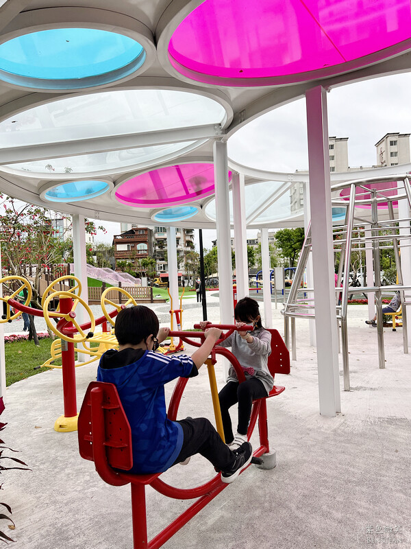 宜蘭縣羅東鎮羅東九號公園》船型木造親子共融遊樂場、草坪磨石子溜滑梯、圓頂體健設施、噴水池、鞦韆單槓遊戲場~免費景