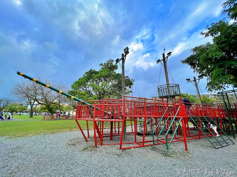 宜蘭縣宜蘭市宜蘭運動公園兒童遊戲區 ​》宜蘭運動公園戰艦溜滑梯，機器人鞦韆、大榕樹、大草坪、大砂池真好玩