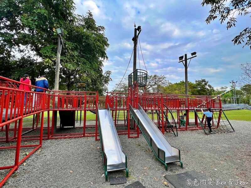 宜蘭縣宜蘭市宜蘭運動公園兒童遊戲區 ​》宜蘭運動公園戰艦溜滑梯，機器人鞦韆、大榕樹、大草坪、大砂池真好玩
