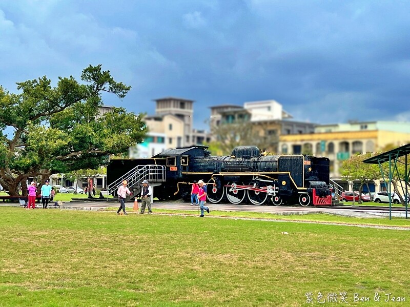 宜蘭縣宜蘭市宜蘭運動公園兒童遊戲區 ​》宜蘭運動公園戰艦溜滑梯，機器人鞦韆、大榕樹、大草坪、大砂池真好玩