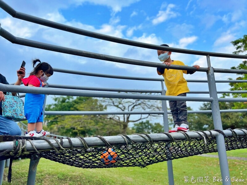 宜蘭縣宜蘭市宜蘭運動公園兒童遊戲區 ​》宜蘭運動公園戰艦溜滑梯，機器人鞦韆、大榕樹、大草坪、大砂池真好玩