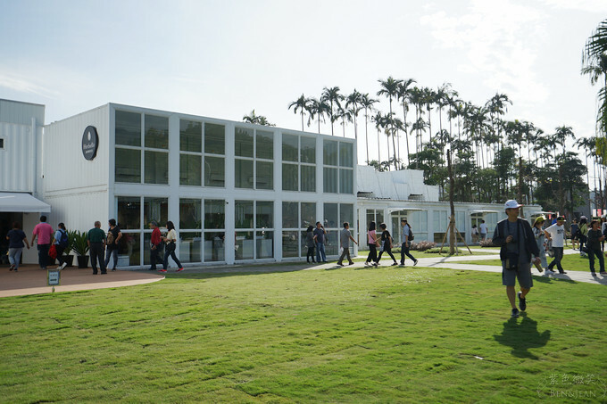 宜蘭縣礁溪鄉宜蘭台塑觀光工廠Herbelle》龍潭湖畔悠活園區，純白貨櫃景觀咖啡，順遊龍潭湖大溜滑梯、吃臭豆腐~玩