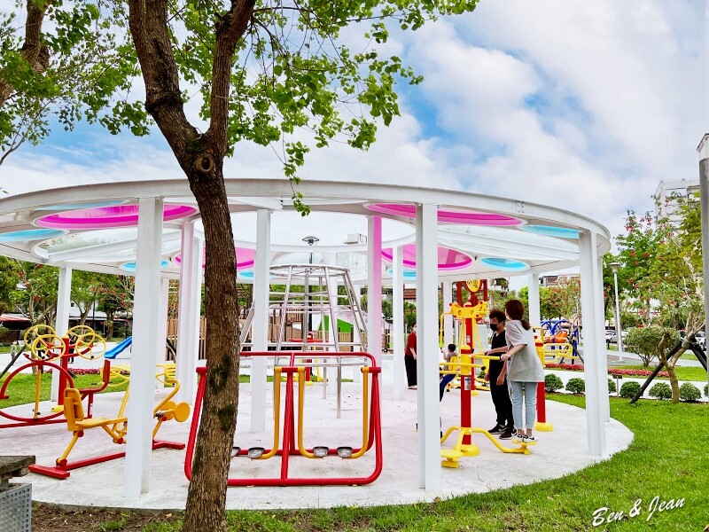 宜蘭縣羅東鎮羅東九號公園》船型木造親子共融遊樂場、草坪磨石子溜滑梯、圓頂體健設施、噴水池、鞦韆單槓遊戲場~免費景