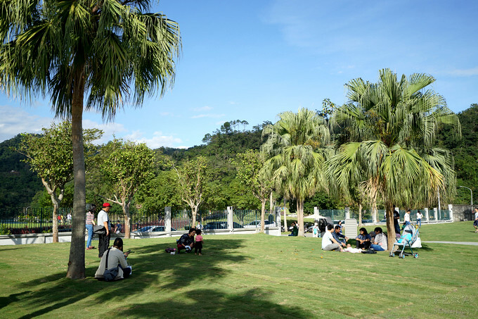 宜蘭縣礁溪鄉宜蘭台塑觀光工廠Herbelle》龍潭湖畔悠活園區，純白貨櫃景觀咖啡，順遊龍潭湖大溜滑梯、吃臭豆腐~玩