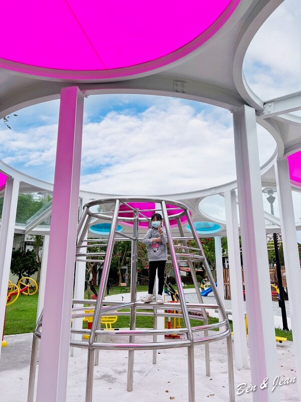 宜蘭縣羅東鎮羅東九號公園》船型木造親子共融遊樂場、草坪磨石子溜滑梯、圓頂體健設施、噴水池、鞦韆單槓遊戲場~免費景