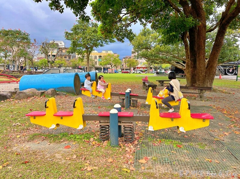 宜蘭縣宜蘭市宜蘭運動公園兒童遊戲區 ​》宜蘭運動公園戰艦溜滑梯，機器人鞦韆、大榕樹、大草坪、大砂池真好玩