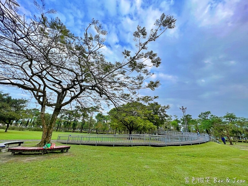 宜蘭縣宜蘭市宜蘭運動公園兒童遊戲區 ​》宜蘭運動公園戰艦溜滑梯，機器人鞦韆、大榕樹、大草坪、大砂池真好玩