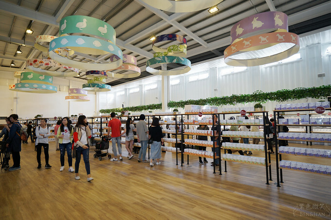 宜蘭縣礁溪鄉宜蘭台塑觀光工廠Herbelle》龍潭湖畔悠活園區，純白貨櫃景觀咖啡，順遊龍潭湖大溜滑梯、吃臭豆腐~玩