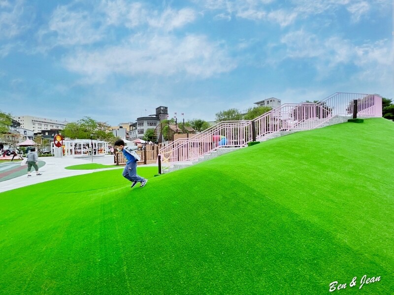 宜蘭縣羅東鎮羅東九號公園》船型木造親子共融遊樂場、草坪磨石子溜滑梯、圓頂體健設施、噴水池、鞦韆單槓遊戲場~免費景