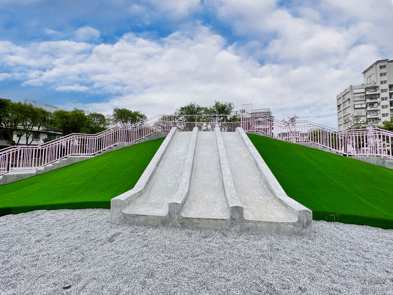 宜蘭縣羅東鎮羅東九號公園》船型木造親子共融遊樂場、草坪磨石子溜滑梯、圓頂體健設施、噴水池、鞦韆單槓遊戲場~免費景