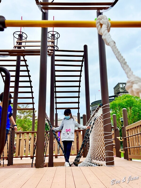 宜蘭縣羅東鎮羅東九號公園》船型木造親子共融遊樂場、草坪磨石子溜滑梯、圓頂體健設施、噴水池、鞦韆單槓遊戲場~免費景