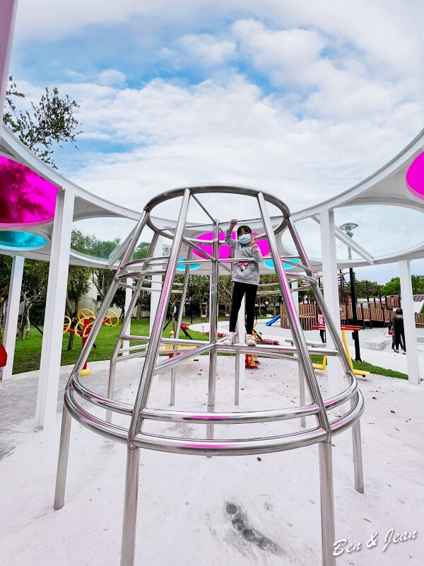 宜蘭縣羅東鎮羅東九號公園》船型木造親子共融遊樂場、草坪磨石子溜滑梯、圓頂體健設施、噴水池、鞦韆單槓遊戲場~免費景