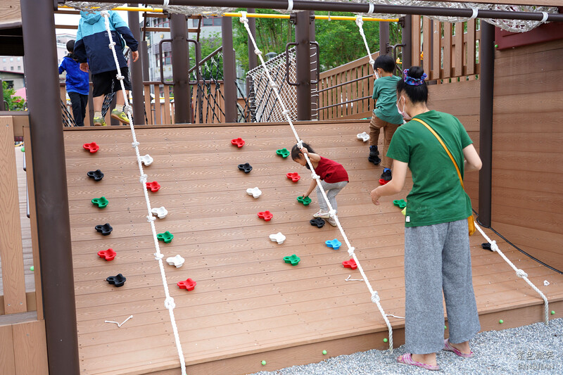 宜蘭縣羅東鎮羅東九號公園》船型木造親子共融遊樂場、草坪磨石子溜滑梯、圓頂體健設施、噴水池、鞦韆單槓遊戲場~免費景