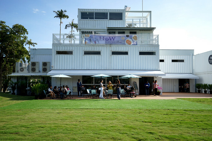 宜蘭縣礁溪鄉宜蘭台塑觀光工廠Herbelle》龍潭湖畔悠活園區，純白貨櫃景觀咖啡，順遊龍潭湖大溜滑梯、吃臭豆腐~玩