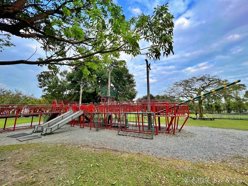 宜蘭縣宜蘭市宜蘭運動公園兒童遊戲區 ​》宜蘭運動公園戰艦溜滑梯，機器人鞦韆、大榕樹、大草坪、大砂池真好玩