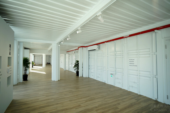 宜蘭縣礁溪鄉宜蘭台塑觀光工廠Herbelle》龍潭湖畔悠活園區，純白貨櫃景觀咖啡，順遊龍潭湖大溜滑梯、吃臭豆腐~玩