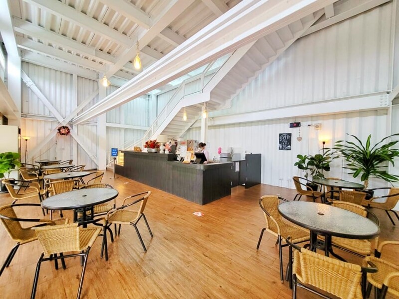 宜蘭縣礁溪鄉宜蘭台塑觀光工廠Herbelle》龍潭湖畔悠活園區，純白貨櫃景觀咖啡，順遊龍潭湖大溜滑梯、吃臭豆腐~玩