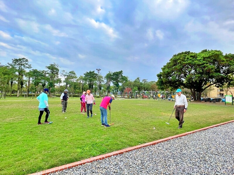 宜蘭縣宜蘭市宜蘭運動公園兒童遊戲區 ​》宜蘭運動公園戰艦溜滑梯，機器人鞦韆、大榕樹、大草坪、大砂池真好玩