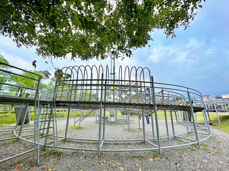 宜蘭縣宜蘭市宜蘭運動公園兒童遊戲區 ​》宜蘭運動公園戰艦溜滑梯，機器人鞦韆、大榕樹、大草坪、大砂池真好玩